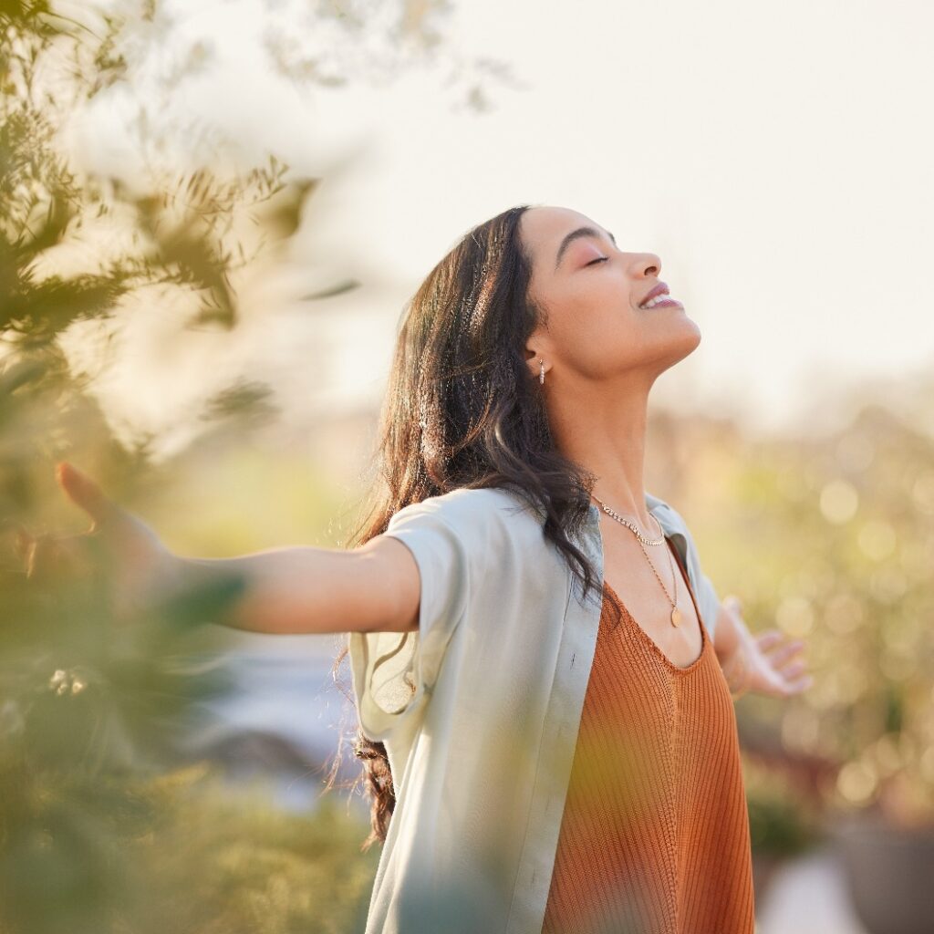 Gelassene lateinamerikanische Frau genießt Sonnenuntergang mit Dankbarkeit